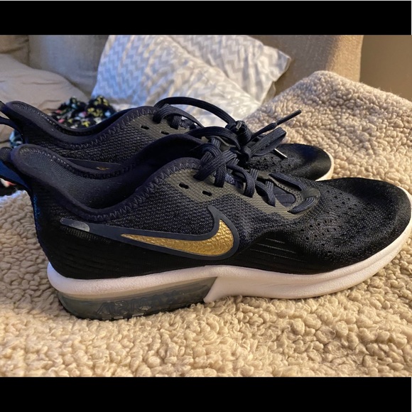 Women’s Airmax tennis shoes - Picture 1 of 3